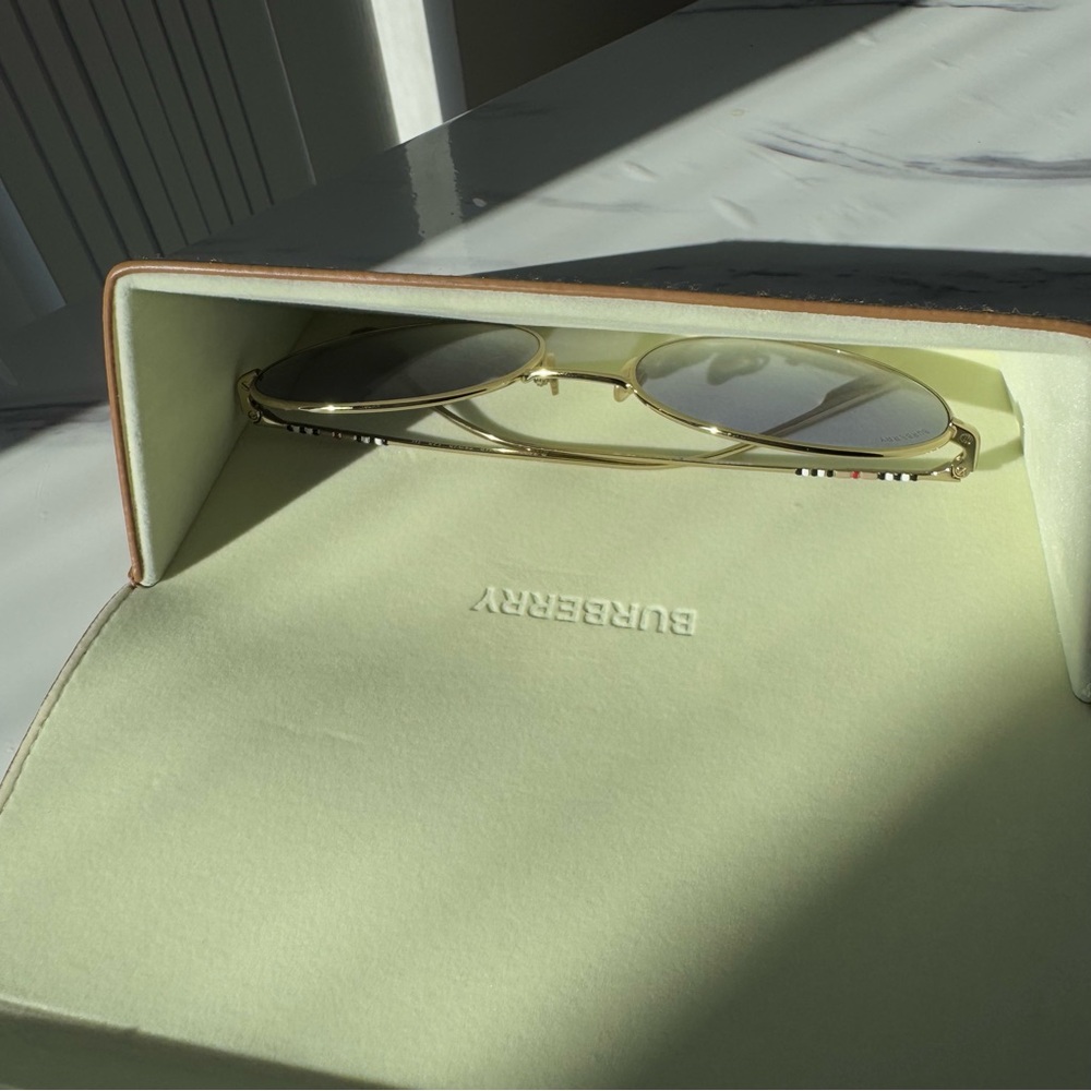 SOLD ✨Burberry Gold Frame Sunglasses Round with Gray Blue Gradient Lenses - Picture 5 of 11